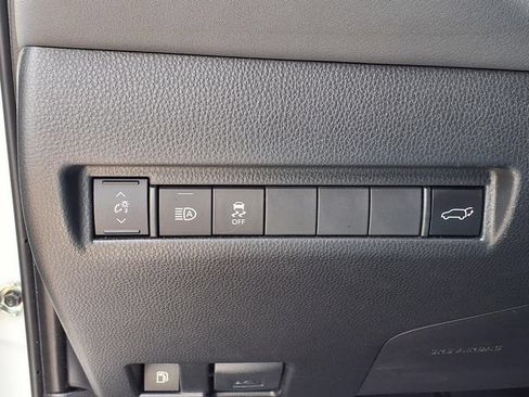 Used 2024 Toyota Venza XLE AWD/4WD image 23