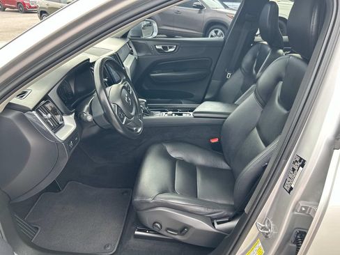 Used 2019 Volvo XC60 T5 Momentum w/ Multimedia Package AWD/4WD image 28