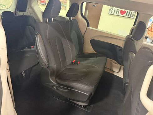 Used 2021 Chrysler Voyager L FWD image 39