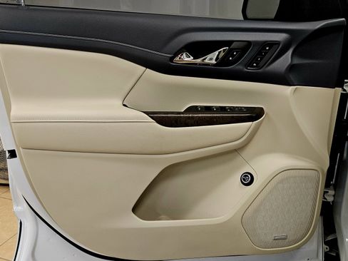 Used 2023 GMC Acadia Denali image 12