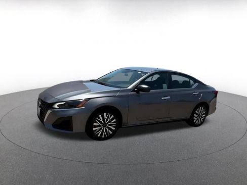 Used 2025 Nissan Altima 2.5 SV FWD image 7