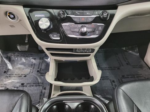 Used 2024 Chrysler Pacifica Touring-L image 16