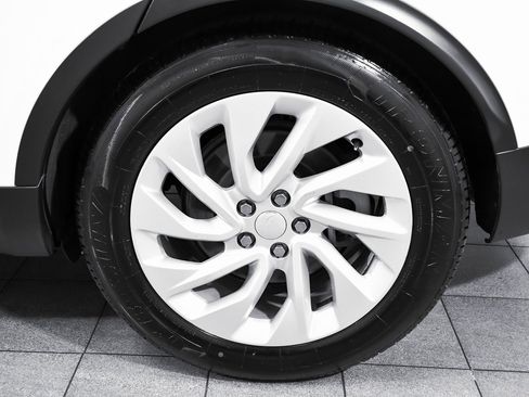 Used 2025 Land Rover Discovery S image 8