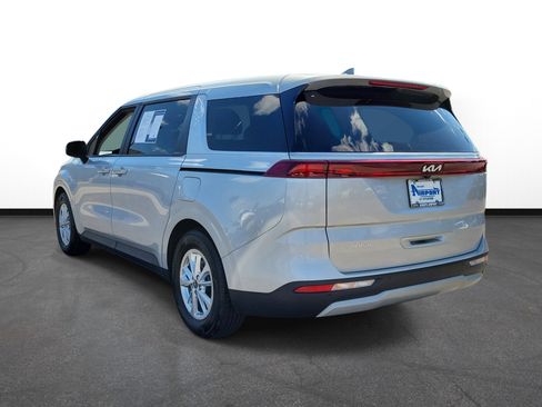 Used 2023 Kia Carnival LX FWD image 3