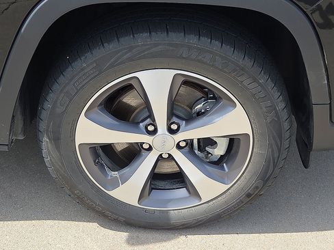 Used 2022 Jeep Cherokee Limited AWD/4WD image 7
