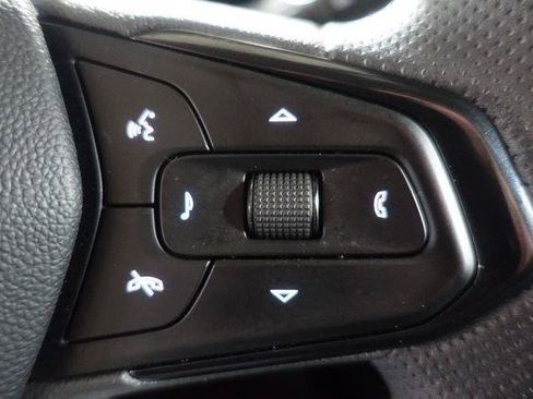 Used 2025 Chevrolet Trax LT FWD image 13