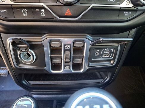 Used 2021 Jeep Gladiator Overland AWD/4WD image 25