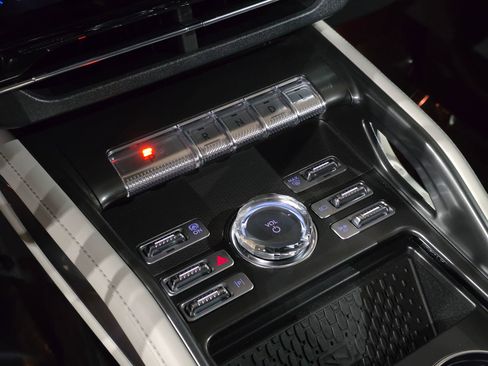 New 2025 Lincoln Nautilus Premier w/ Equipment Group 102A image 25