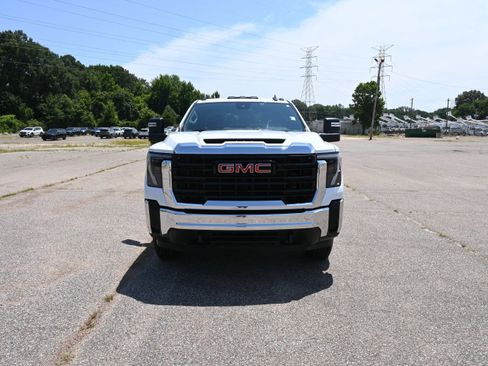 Used 2024 GMC Sierra 2500 Pro w/ Convenience Package AWD/4WD image 4
