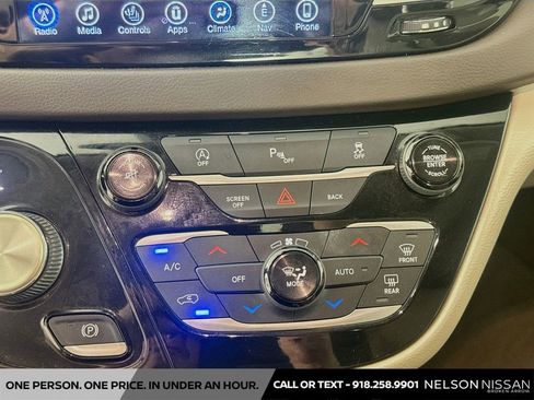 Used 2017 Chrysler Pacifica Touring-L FWD image 16