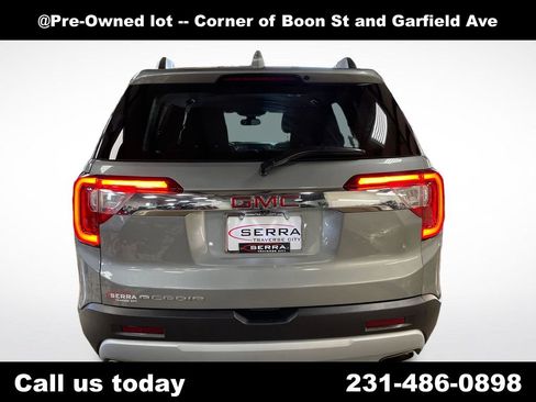 Used 2023 GMC Acadia SLT w/ Preferred Package FWD image 4