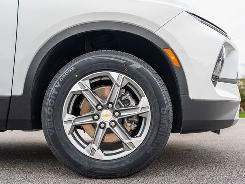 Used 2025 Chevrolet Blazer LT image 9