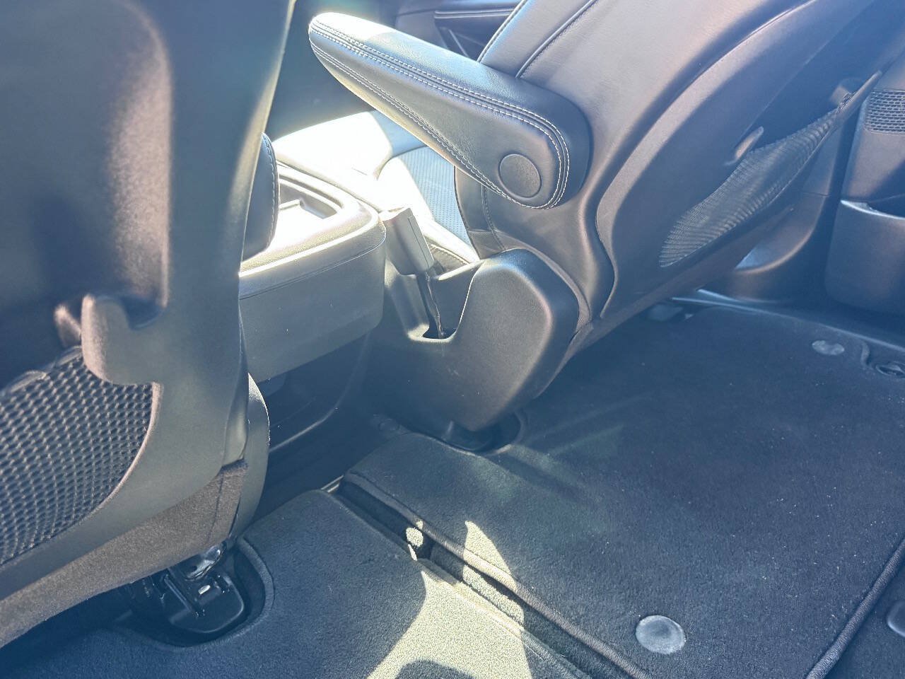 Used 2027 Chrysler Pacifica Select FWD image 14