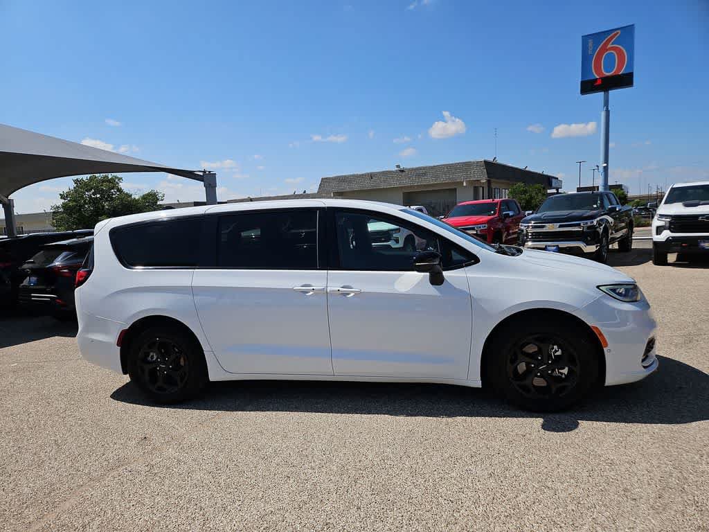 Used 2024 Chrysler Pacifica Limited FWD image 9