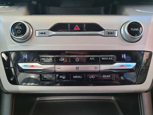 Used 2020 Ford Explorer XLT w/ Comfort Package image 12