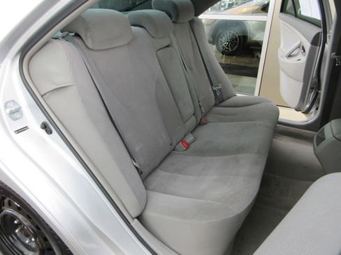 Used 2010 Toyota Camry LE FWD image 19