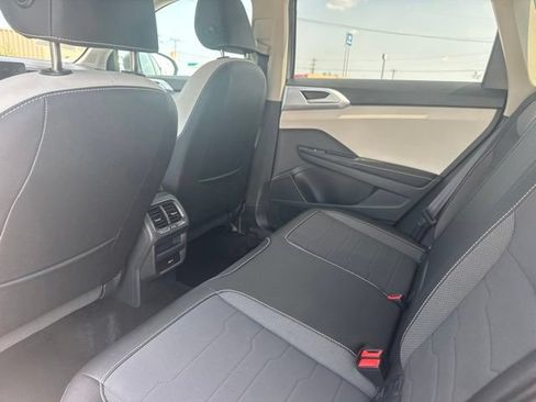 Used 2025 Volkswagen Taos SE AWD/4WD image 22