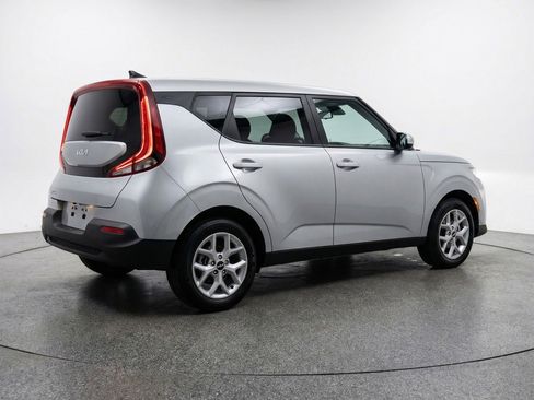 Used 2025 Kia Soul LX w/ LX Technology Package FWD image 9