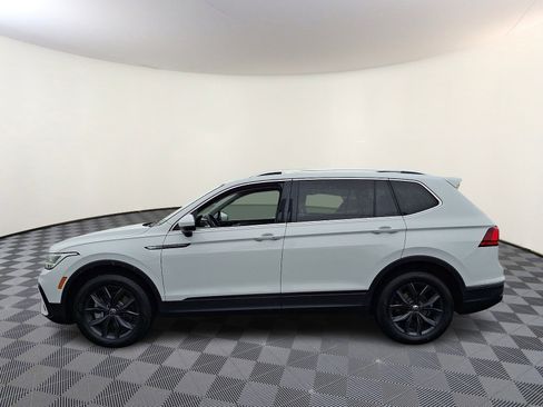Used 2024 Volkswagen Tiguan SE w/ Panoramic Sunroof Package image 4