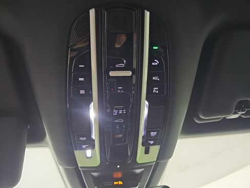 Used 2023 Porsche Cayenne AWD/4WD image 33
