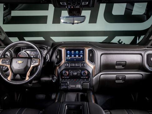 Used 2021 Chevrolet Silverado 1500 High Country w/ Technology Package image 2