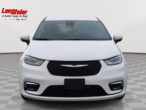 Used 2023 Chrysler Pacifica Touring-L image 8