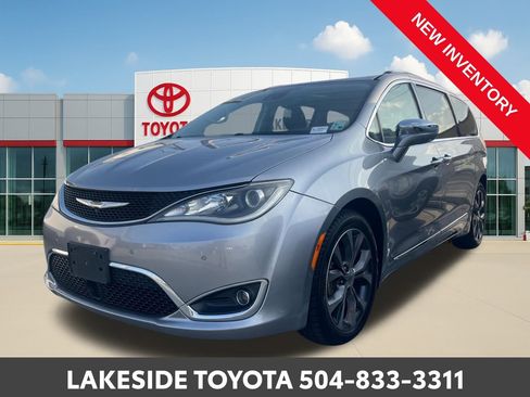 Used 2018 Chrysler Pacifica Limited w/ Tire & Wheel Group image 1