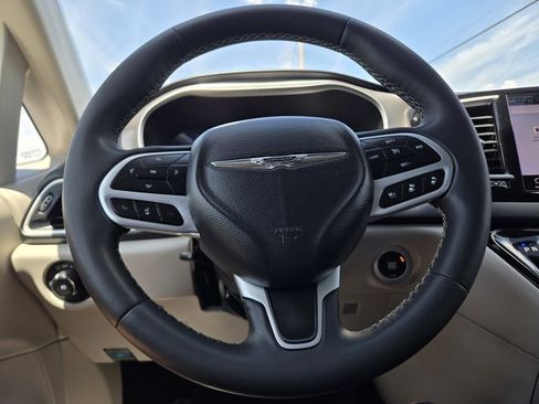 Used 2023 Chrysler Pacifica Touring-L FWD image 17