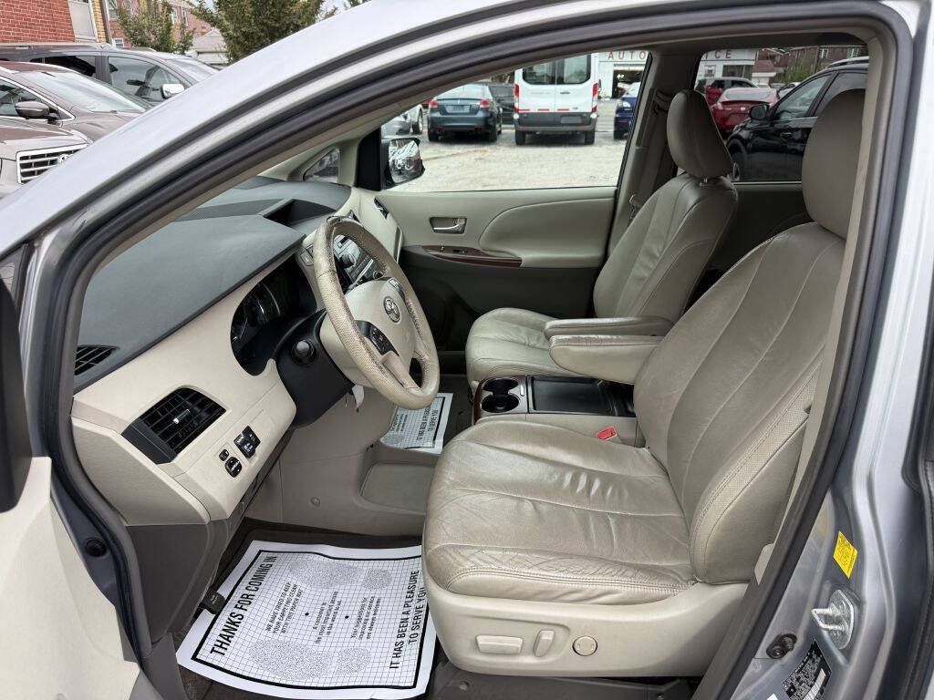 Used 2011 Toyota Sienna XLE w/ Entertainment Pkg FWD image 12