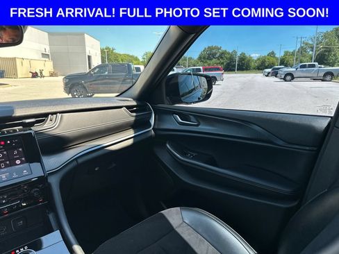 Used 2024 Jeep Grand Cherokee Altitude AWD/4WD image 24