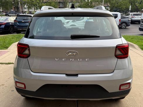 Used 2022 Hyundai Venue SEL FWD image 6