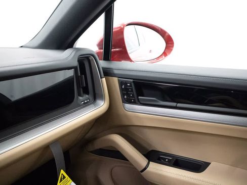 Certified 2025 Porsche Cayenne Coupe AWD/4WD image 32