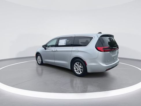 Used 2024 Chrysler Pacifica Touring-L FWD image 6