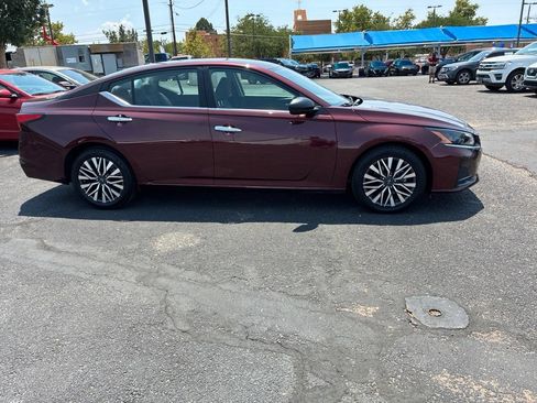 Used 2025 Nissan Altima 2.5 SV FWD image 4