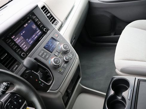 Used 2020 Toyota Sienna LE image 18