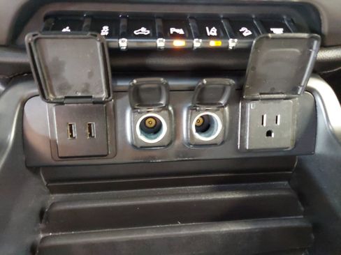 Used 2018 GMC Sierra 2500 Denali w/ Duramax Plus Package AWD/4WD image 21