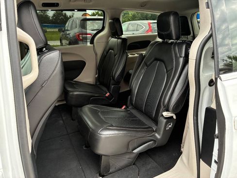 Used 2024 Chrysler Pacifica Touring-L FWD image 21