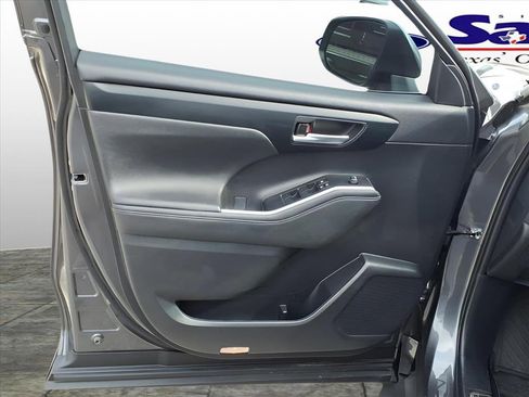 Used 2024 Toyota Highlander XLE image 11