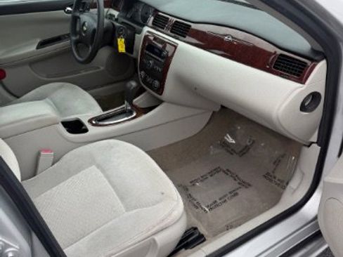 Used 2009 Chevrolet Impala LT FWD image 16