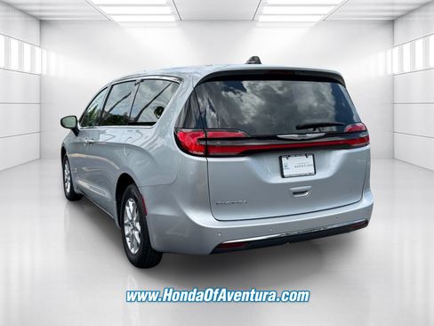 Used 2023 Chrysler Pacifica Touring-L FWD image 4