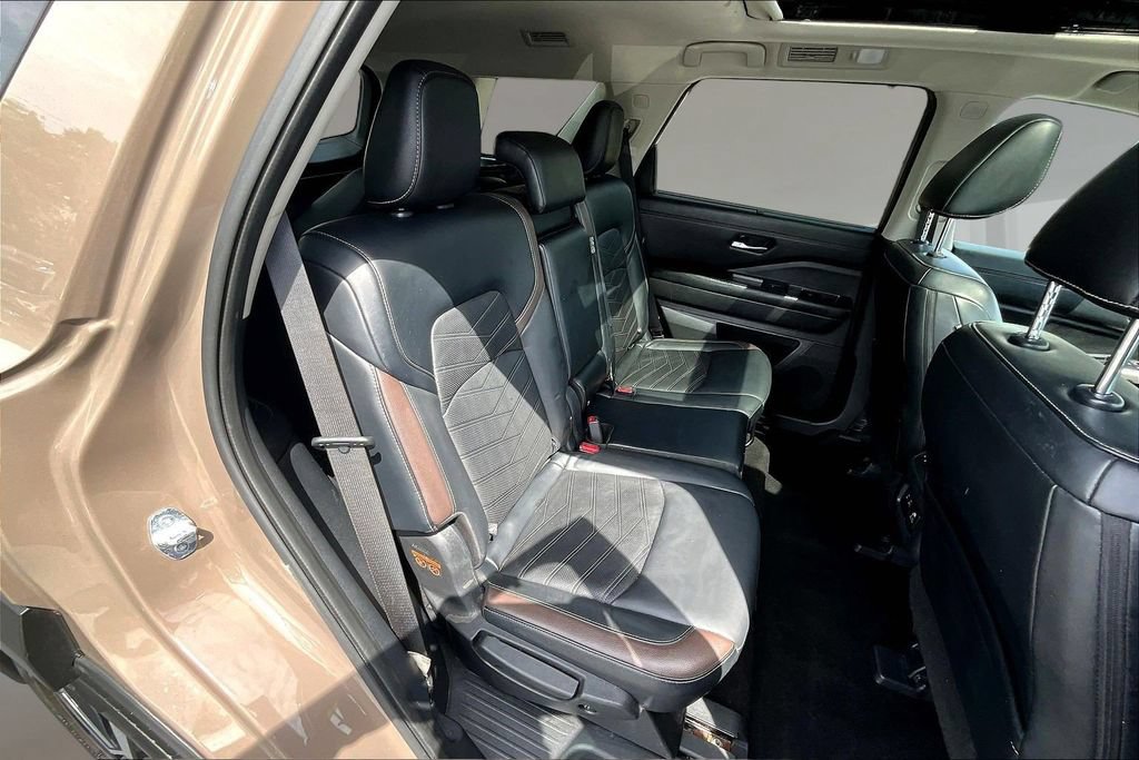 Used 2023 Nissan Pathfinder Platinum w/ Cargo Package AWD/4WD image 22