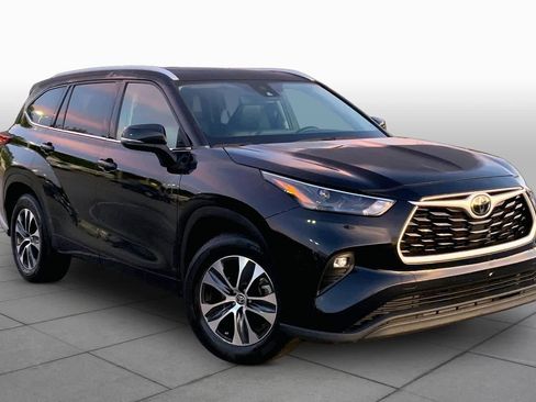 Used 2022 Toyota Highlander XLE FWD image 3