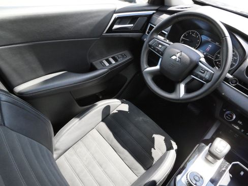 Used 2025 Mitsubishi Outlander SE AWD/4WD image 9