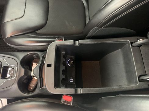 Used 2019 Jeep Cherokee Latitude Plus AWD/4WD image 28