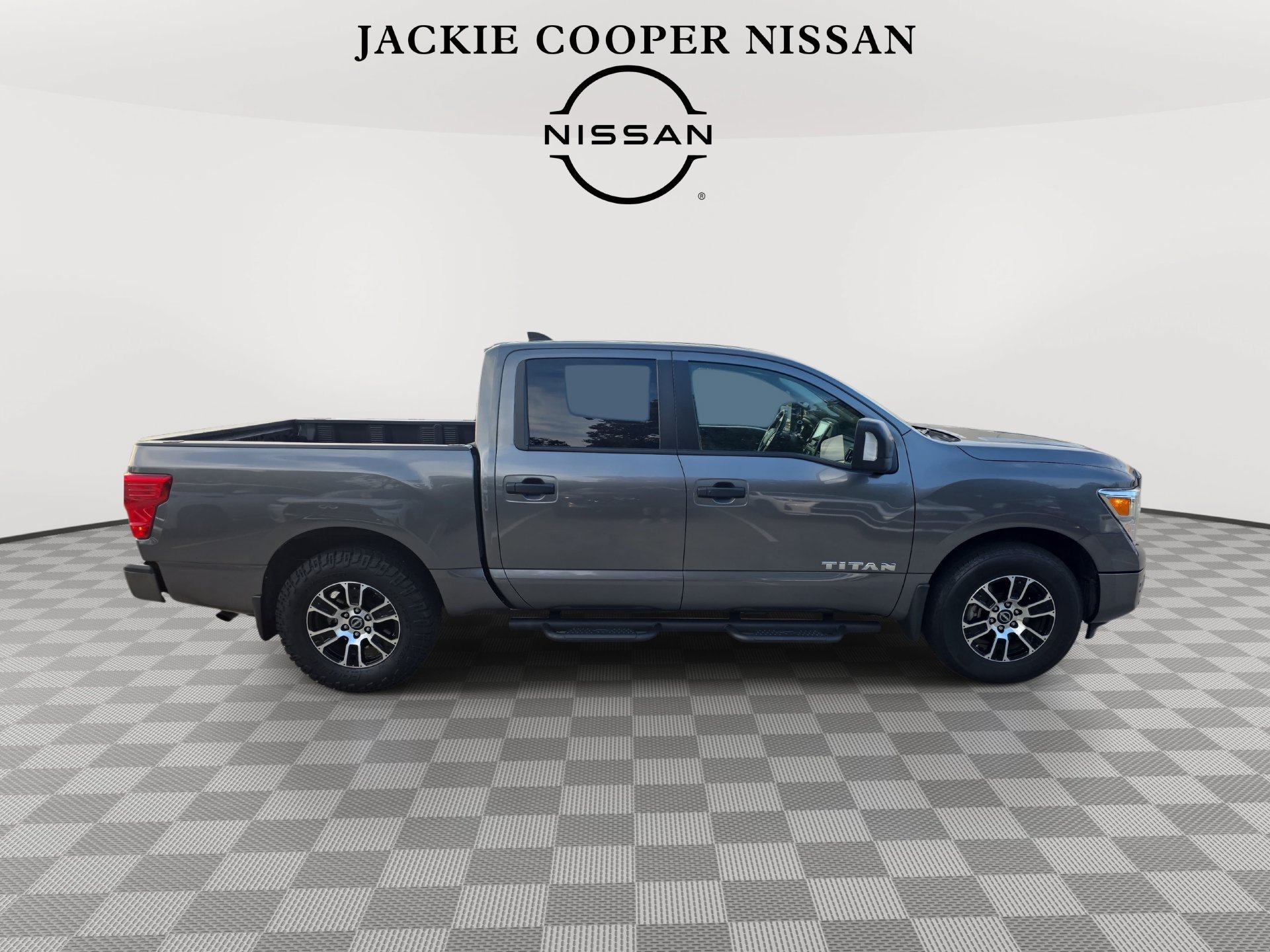 Used 2023 Nissan Titan SV w/ SV Convenience Package RWD image 4