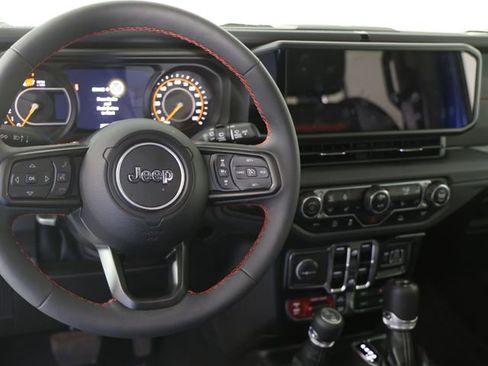 Used 2024 Jeep Wrangler Unlimited Rubicon w/ Capability Package image 4