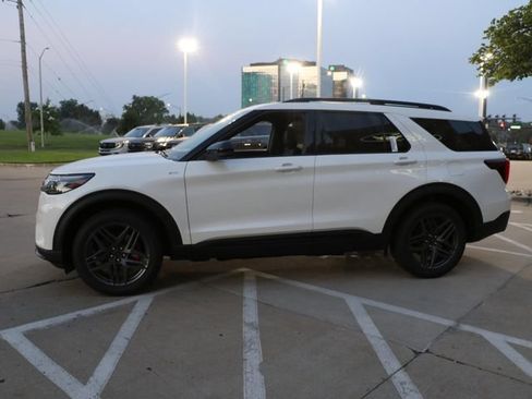 New 2026 Ford Explorer ST-Line w/ ST-Line Street Pack AWD/4WD image 4