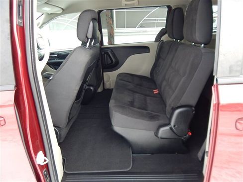 Used 2018 Dodge Grand Caravan SE w/ UConnect Hands-Free Group image 16