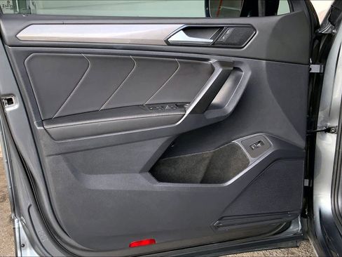 Used 2023 Volkswagen Tiguan SE w/ Panoramic Sunroof Package FWD image 23