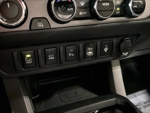 Used 2017 Toyota Tacoma TRD Off-Road AWD/4WD image 34